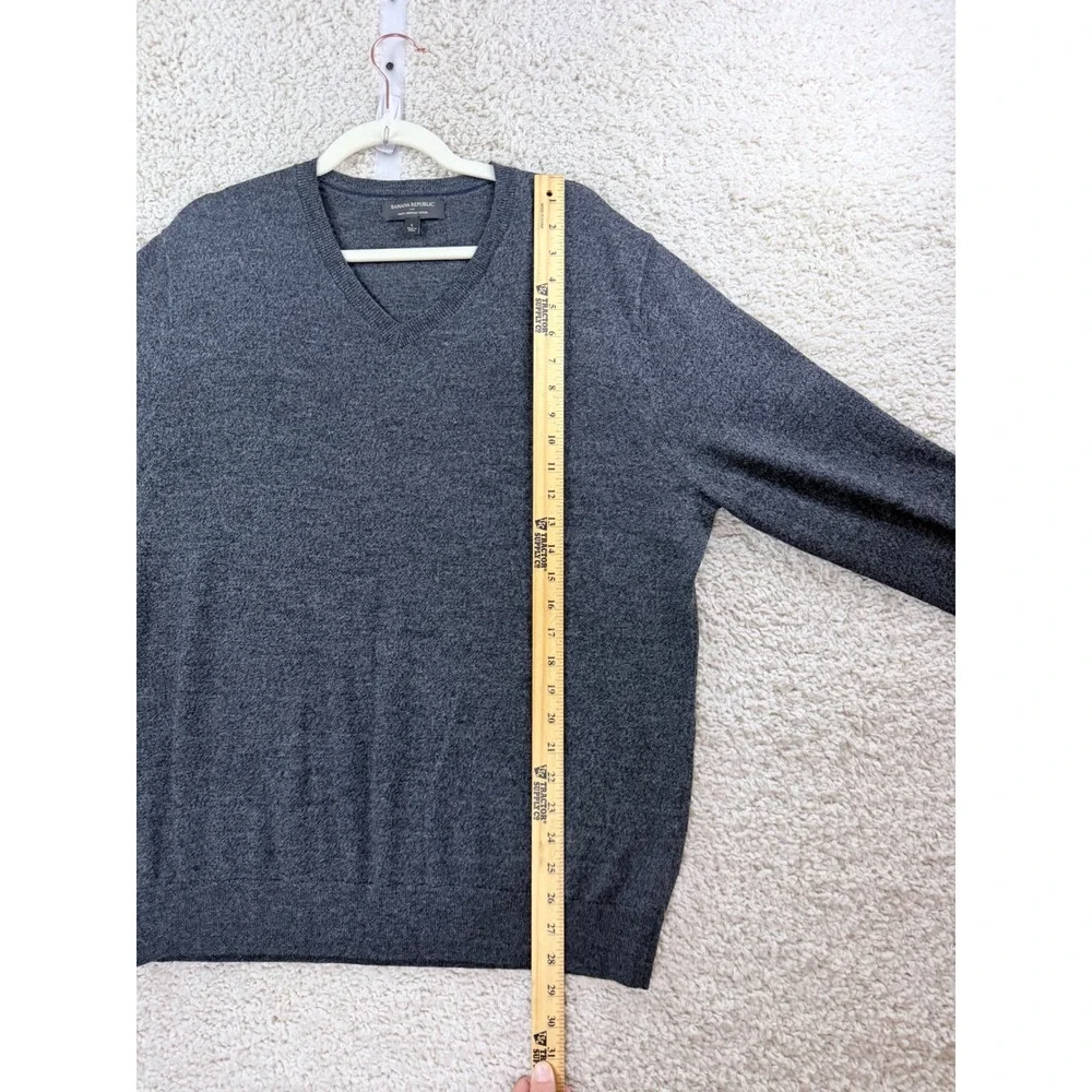 Banana Republic V-Neck Sweater Men Large Gray Excellent Merino Wool Pullover